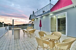 Ark Holiday Inn By DLS Hotels