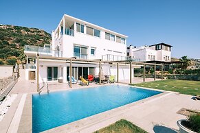 Chic Villa w Patio Pool 3 min to Beach in Bodrum