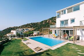 Chic Villa w Patio Pool 3 min to Beach in Bodrum