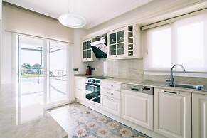 Chic Villa w Patio Pool 3 min to Beach in Bodrum