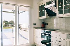 Chic Villa w Patio Pool 3 min to Beach in Bodrum