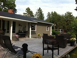 Cozy and Private 3-bed House With Bath Roslagen