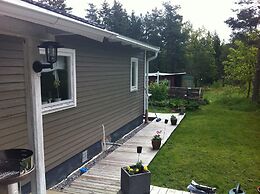 Cozy and Private 3-bed House With Bath Roslagen