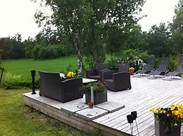 Cozy and Private 3-bed House With Bath Roslagen