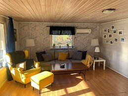 Cozy and Private 3-bed House With Bath Roslagen
