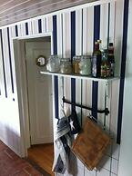Cozy and Private 3-bed House With Bath Roslagen