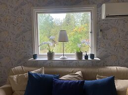 Cozy and Private 3-bed House With Bath Roslagen