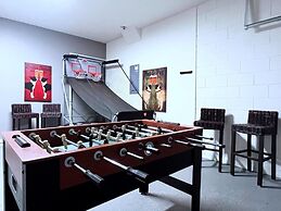 Cozy Family Friendly Pool Home With Game Room-227y 5 Bedroom Home by R