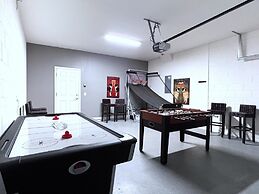 Cozy Family Friendly Pool Home With Game Room-227y 5 Bedroom Home by R