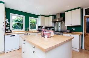 Charming 4 Bed House in London
