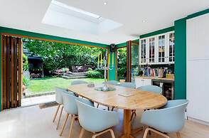 Charming 4 Bed House in London