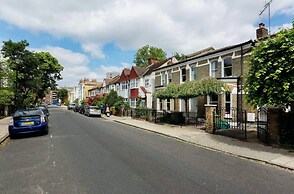 Charming 4 Bed House in London