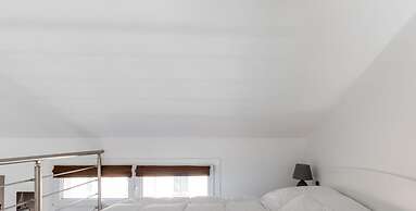 Cozy Mezzanine Apartment by Wonderful Italy