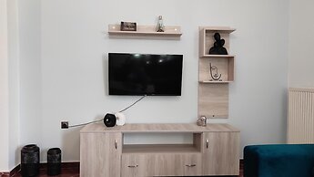 City Apartment w 3 BR Spacious Yard