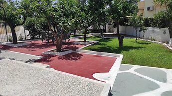 City Apartment w 3 BR Spacious Yard
