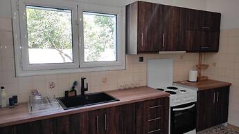 City Apartment w 3 BR Spacious Yard
