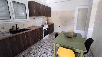 City Apartment w 3 BR Spacious Yard