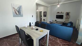 City Apartment w 3 BR Spacious Yard
