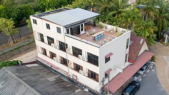 Club 22 Kamala Suites