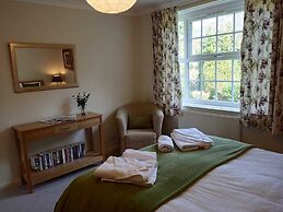 Spacious 4 Bedroom House with Garden