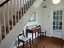 Spacious 4 Bedroom House with Garden