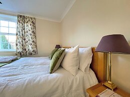 Spacious 4 Bedroom House with Garden