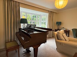 Spacious 4 Bedroom House with Garden