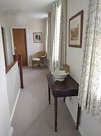 Spacious 4 Bedroom House with Garden