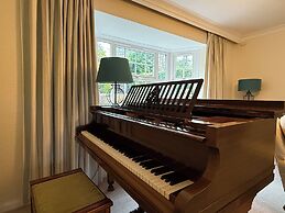 Spacious 4 Bedroom House with Garden