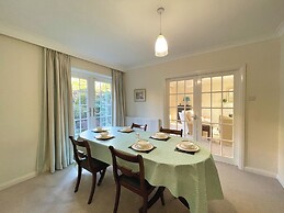 Spacious 4 Bedroom House with Garden