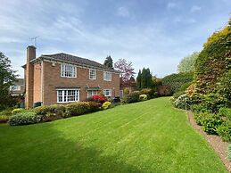 Spacious 4 Bedroom House with Garden