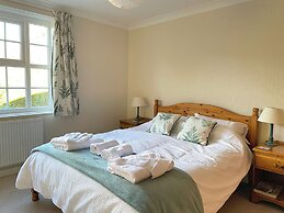 Spacious 4 Bedroom House with Garden