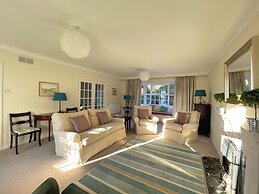 Spacious 4 Bedroom House with Garden