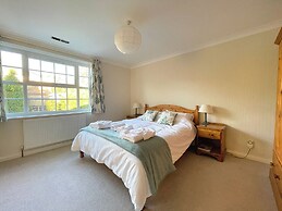 Spacious 4 Bedroom House with Garden