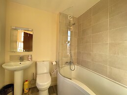 Spacious 4 Bedroom House with Garden
