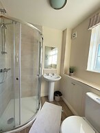 Spacious 4 Bedroom House with Garden