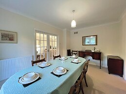 Spacious 4 Bedroom House with Garden