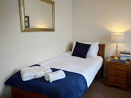 Spacious 4 Bedroom House with Garden