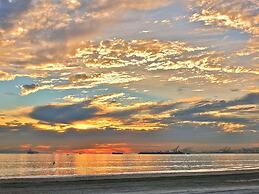 New Beach & Bay Retreat Full of Amenities!