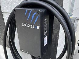 Gatsby Theme Near Downtown w Game Room, EV Charger