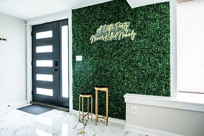 Gatsby Theme Near Downtown w Game Room, EV Charger