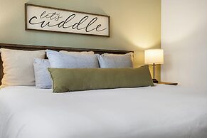 Branson Cozy Bungalow in Premier Location!