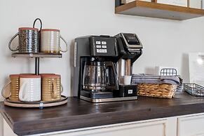 Branson Cozy Bungalow in Premier Location!