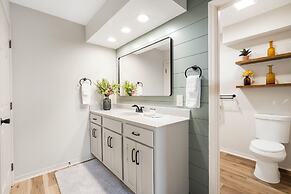 Branson Cozy Bungalow in Premier Location!