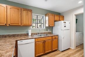 Branson Cozy Bungalow in Premier Location!