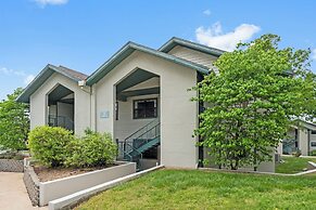 Branson Cozy Bungalow in Premier Location!