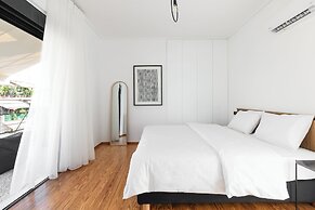 Elliot Neapoli, Athens