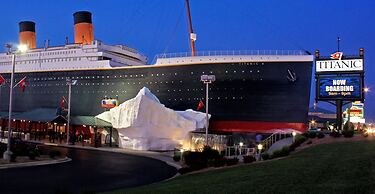 Branson Escape: Pool, Game Table, Sleeps up to 10!