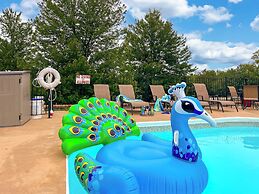Branson Escape: Pool, Game Table, Sleeps up to 10!