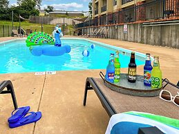 Branson Escape: Pool, Game Table, Sleeps up to 10!